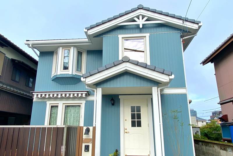 自然に馴染むグリーンの外壁